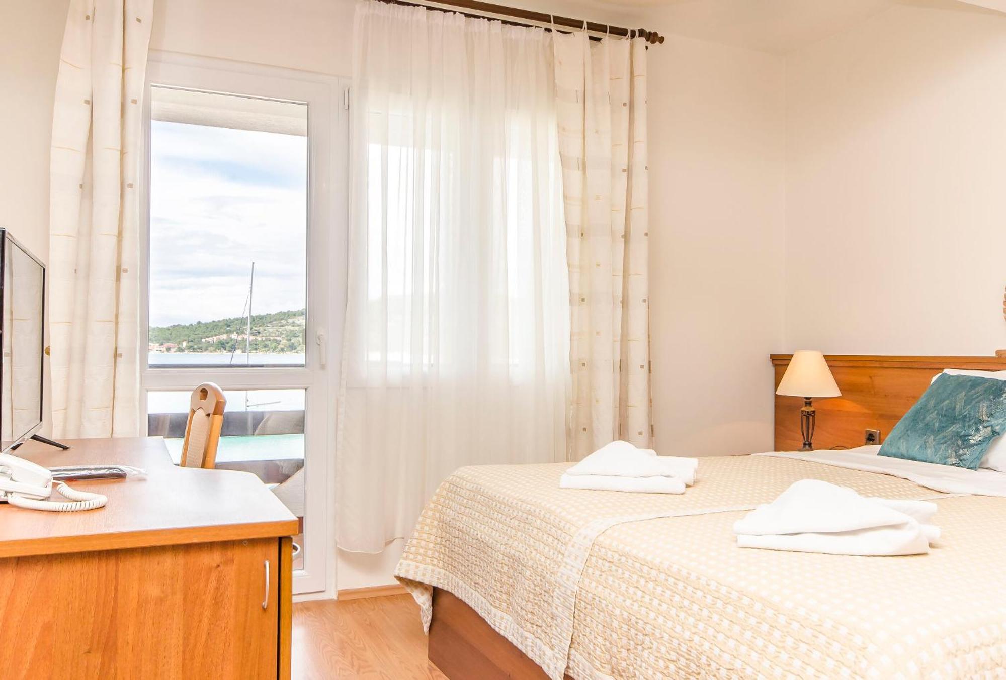House Hotel Plava Laguna ティスノ エクステリア 写真